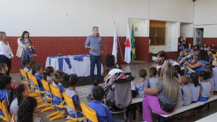 Prefeitura Fabriciano faz entrega de novos uniformes para 10 mil alunos da rede municipal