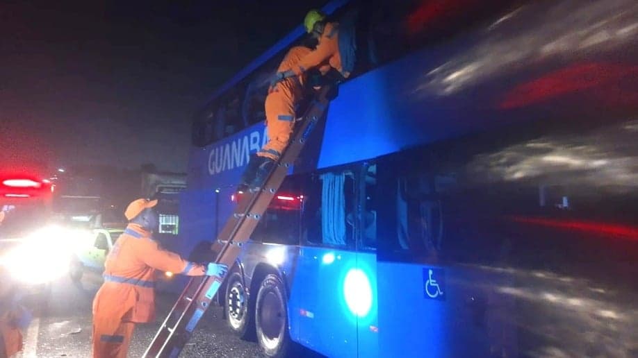 Acidente na BR-050 deixa feridos; ônibus com 42 passageiros colide com carreta