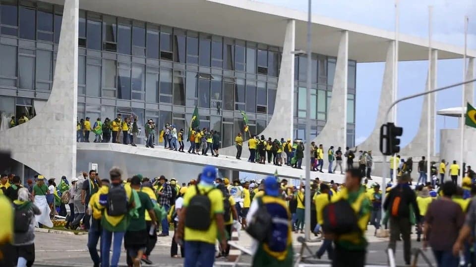 8/1: condenados violam tornozeleira e fogem do Brasil; veja quem são