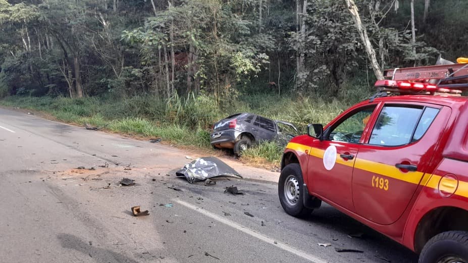 Acidente entre carro e caminhão deixa um morto em rodovia mineira