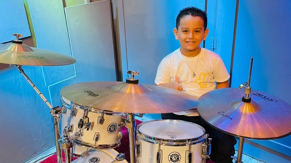 Baterista mirim abre o show de Anderson Freire neste sábado em Fabriciano