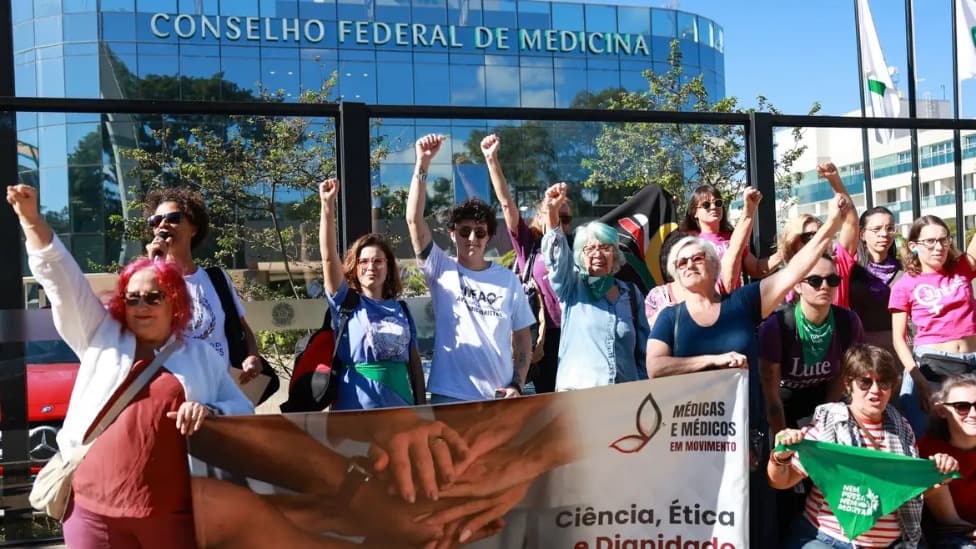 Mulheres protestam contra norma do CFM sobre assistolia fetal