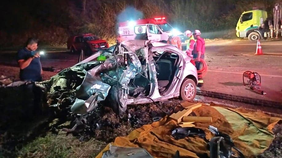 Grave acidente entre carro e carreta deixa um morto na BR-116 em MG