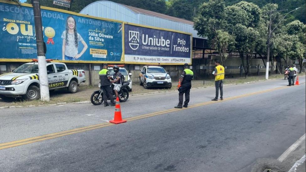 Blitz em Timóteo orienta motoristas sobre riscos de beber e dirigir no carnaval